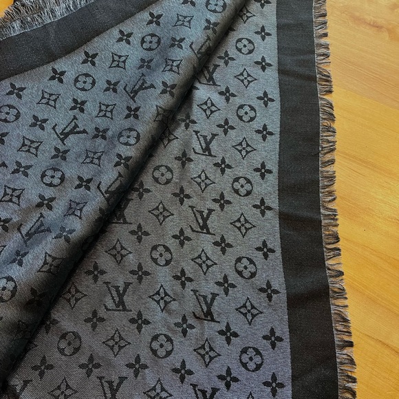 Louis Vuitton Monogram Shine Shawl - Picture 4 of 10